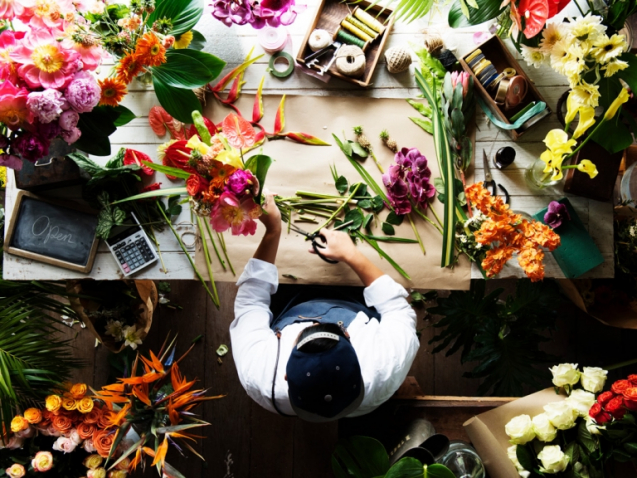 flower-shop-business-owner-working-service-PSEGWHL-768x576